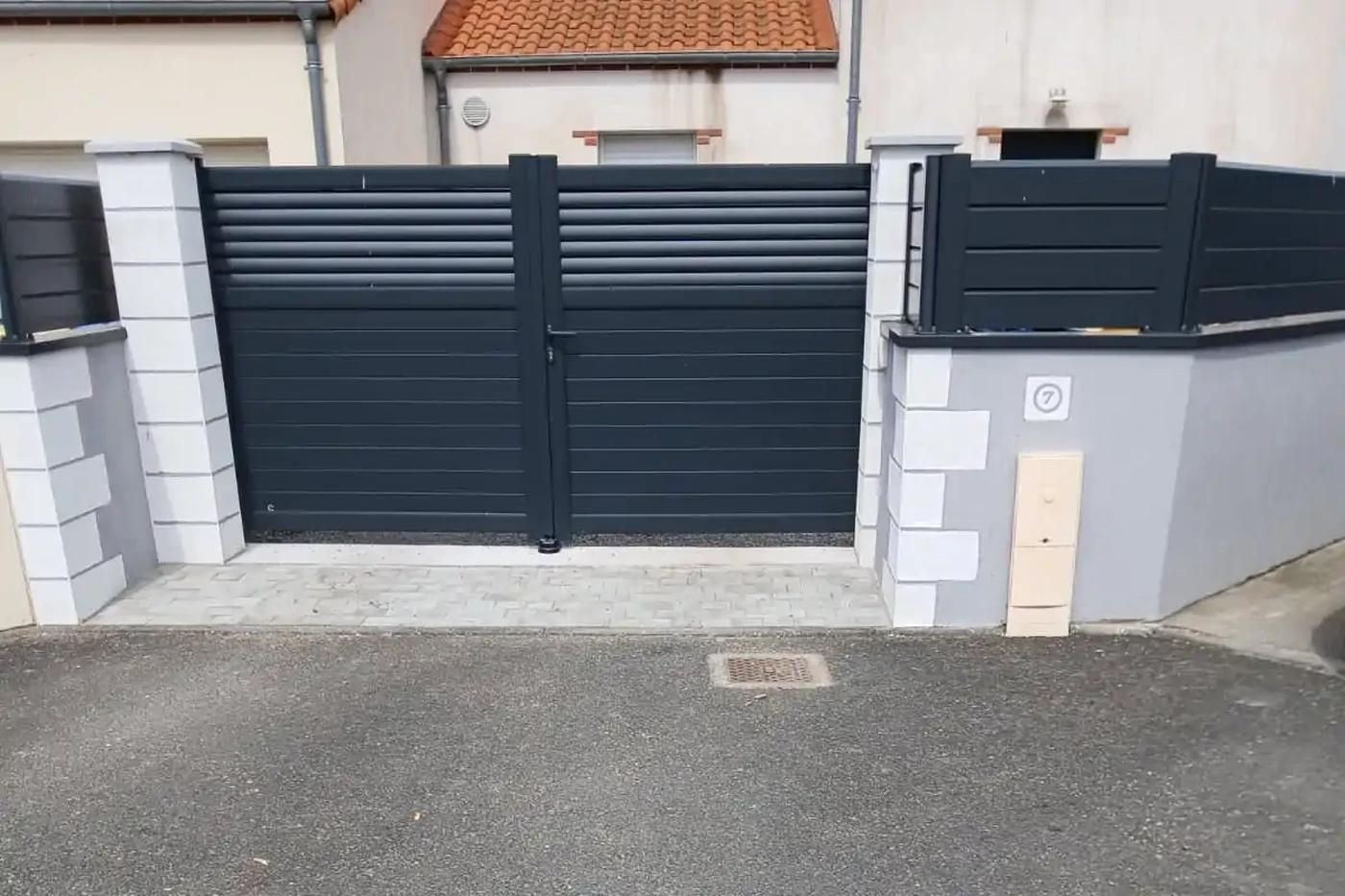 Construction d'un mur de clôture à Bouguenais (44340) avec pose d'une clôture alu